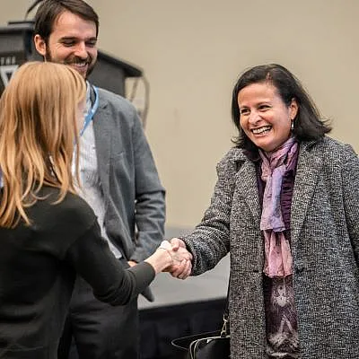 women-hand-shake